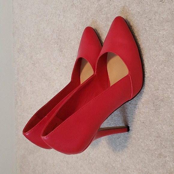 Steve Madden red pumps. Size 6 - Picture 2 of 7